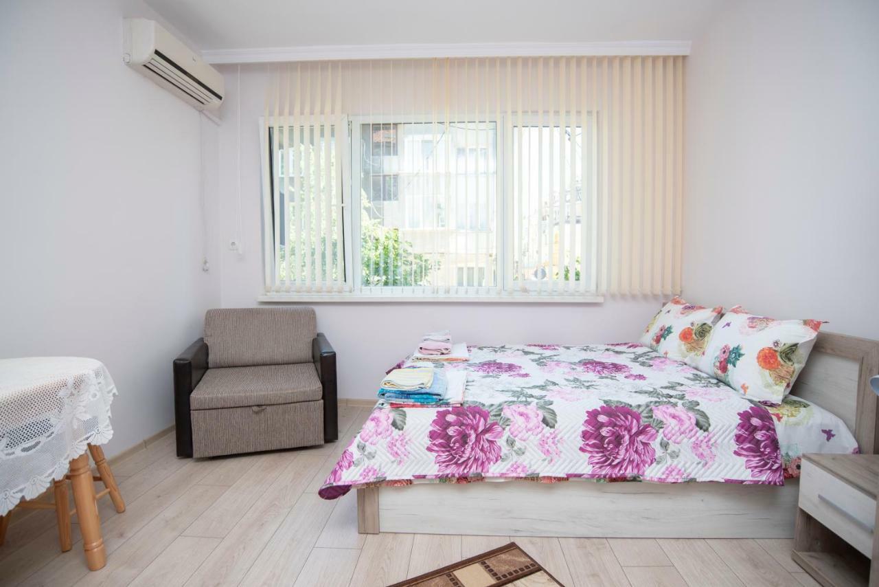 Lynn'S Oasis-Ocean Touch In Core Downtown Appartamento Burgas Esterno foto